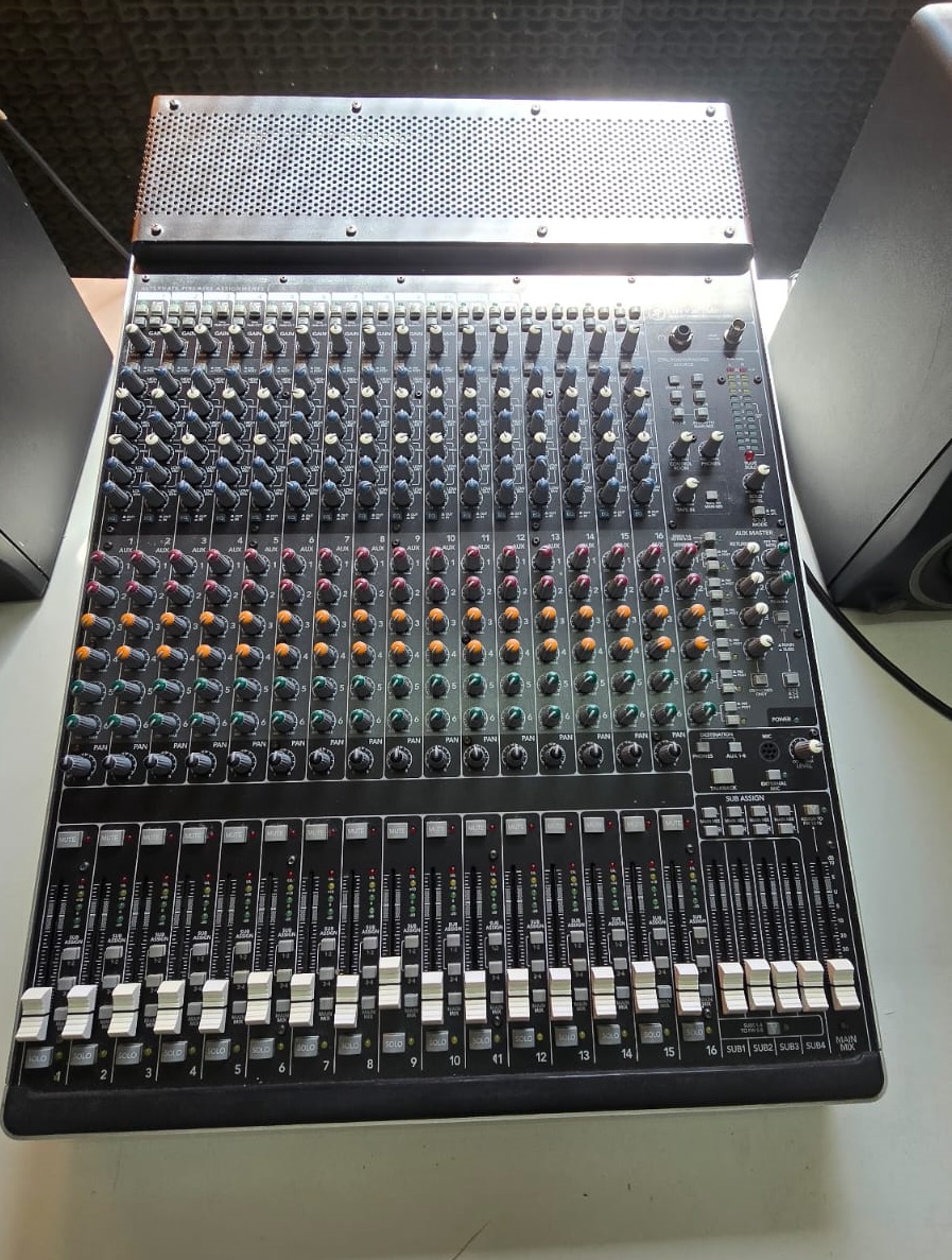 Sala de ensayo con instrumentos y amplificación